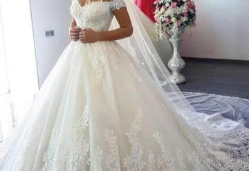 La mariée contente d'être vêtue de sa robe